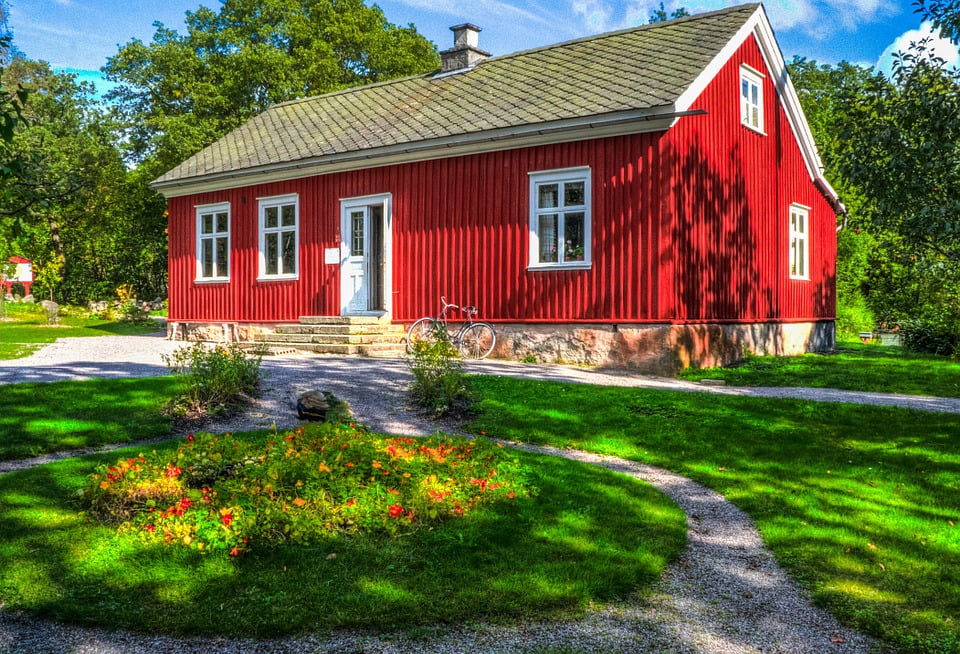 Bild på en svensk klassisk röd sommarstuga