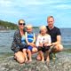 Jimmy Farsbo med familj på en klippa vid havet