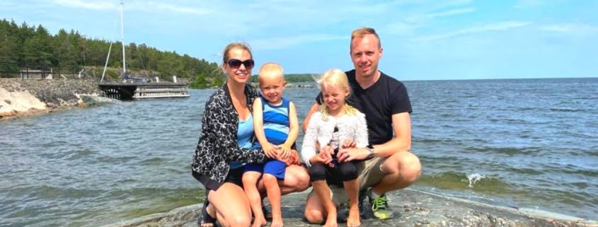 Jimmy Farsbo med familj på en klippa vid havet