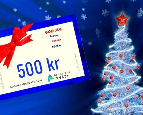presentkort 500 kr från boomerangtvätt, blå bakgrund och en julgran